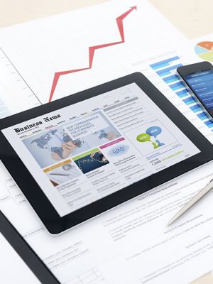 Tablet zeigt Business News an